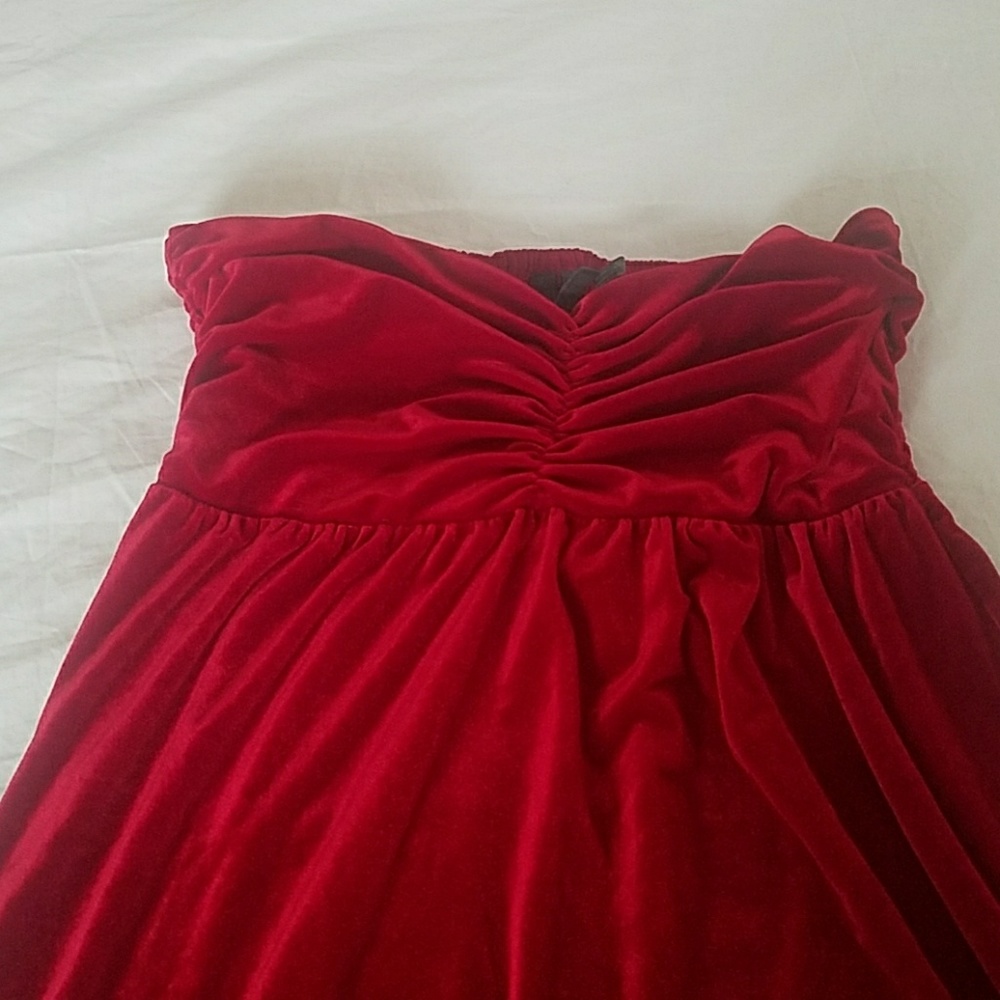 Cute red velvet strapless dress.